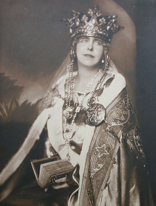 Coroana-Reginei-Maria-cu-svastica